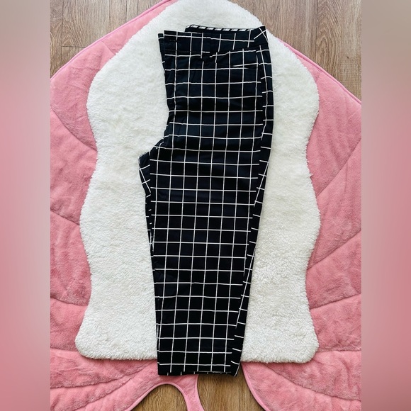 Intro ❤️ Love Me Fit Black and White Stripped Pattern Capri Pants - Picture 1 of 4